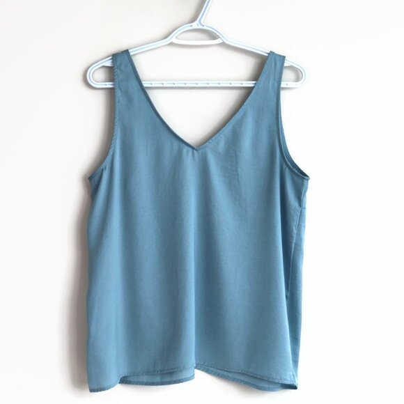 Size M , Double V-Neck Sleeveless Blouse , Rickis - Picture 2 of 10